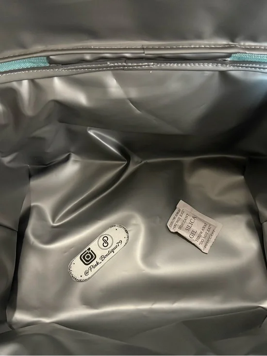 Victoria’s Secret green and white Shell-Print insulated cooler with Front Pocket - Picture 3 of 8